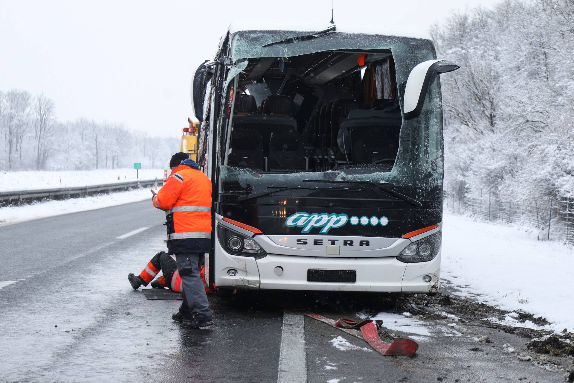 VIDEO Kod Jastrebarskog se prevrnuo autobus, ozlijeđena su dva vozača i šest putnika