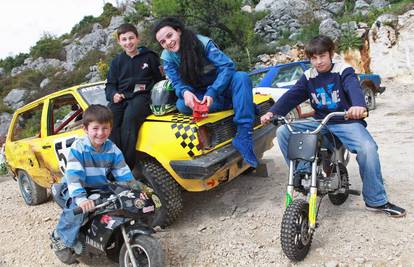 Reli-mama iz Ploča je i tri sina navukla na autocross