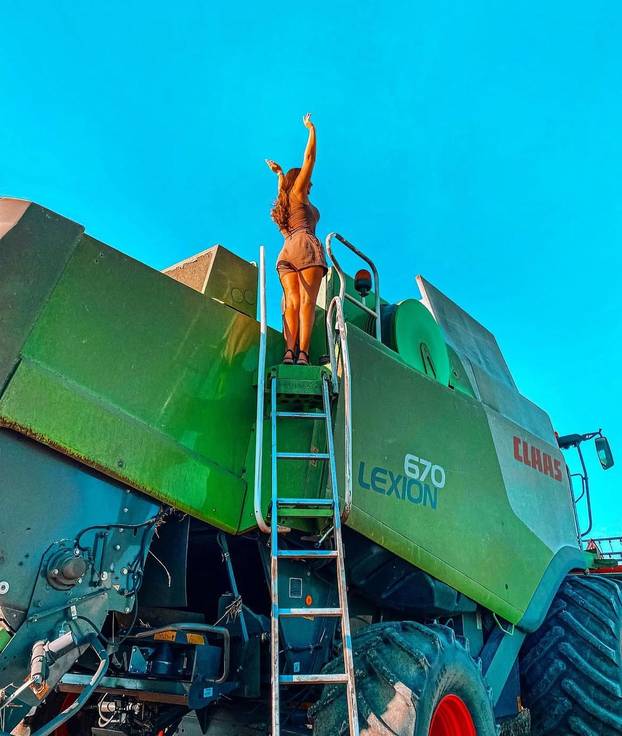 FOTO Vruća farmerica: Vozim traktor i radim teške poslove, ali uvijek u top kombinacijama