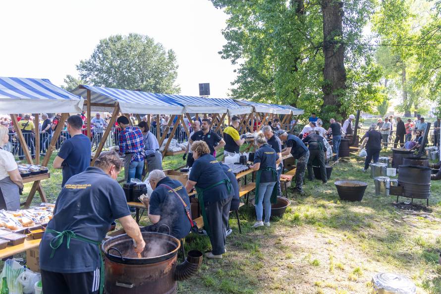 Osijek. Podjela graha na lijevoj obali Drave na Praznik rada