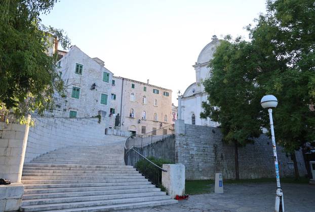 Šibenik je zavijen u crno nakon tragedije na svadbi, ljudi pale svije?e