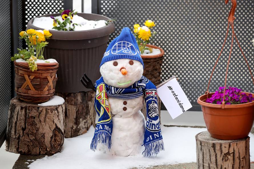 Prekrasno: Snjegović s balkona šalje poruku - ostani doma...