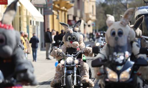 FOTO Moto zeke okupile brojne gra&dstrok;ane u Osijeku uo&ccaron;i Uskrsa: Djecu su razveselili poklonima