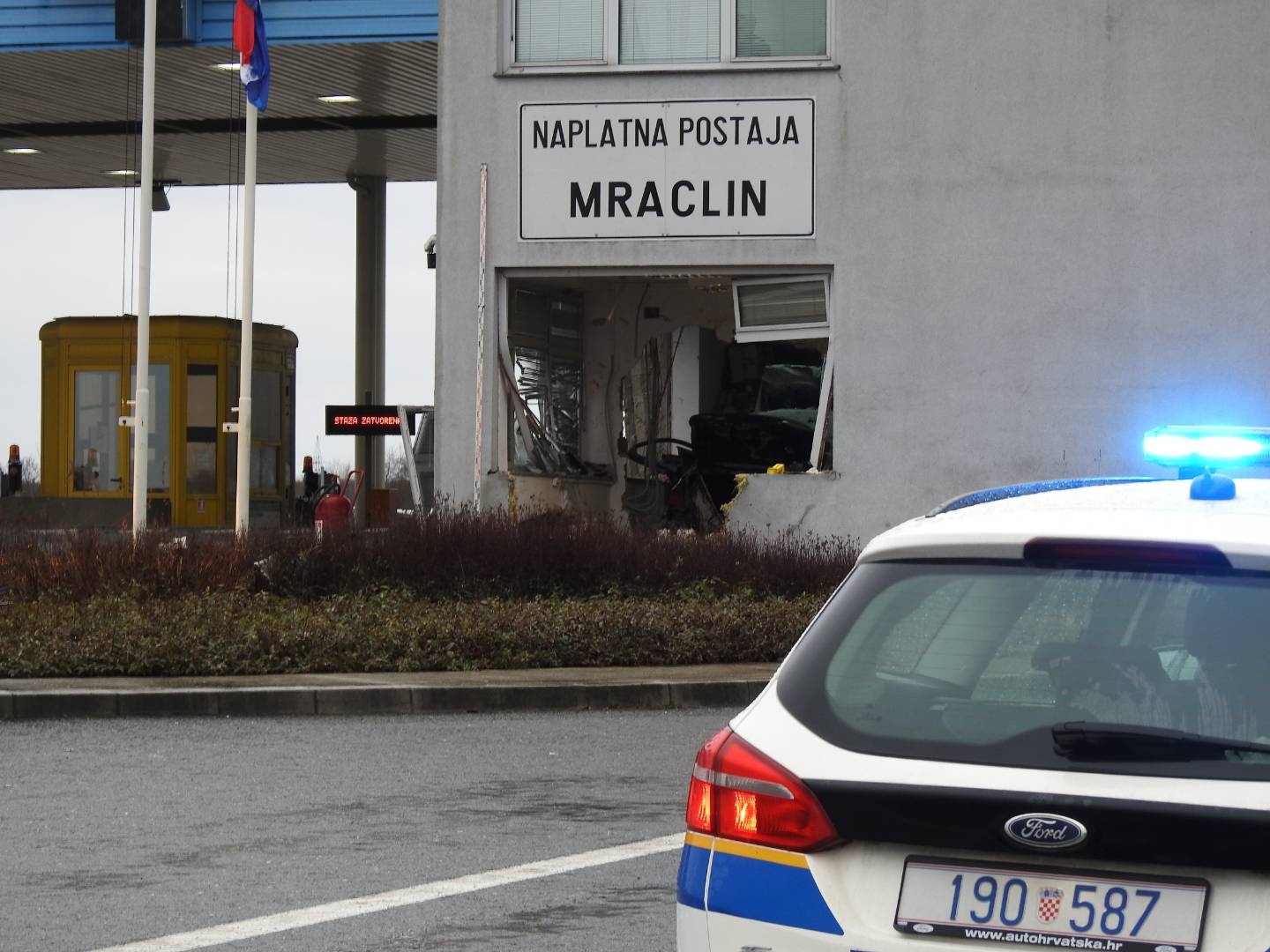 Stravične fotografije: Vozač se zabio u naplatnu postaju kod  Velike Gorice, poginuo djelatnik