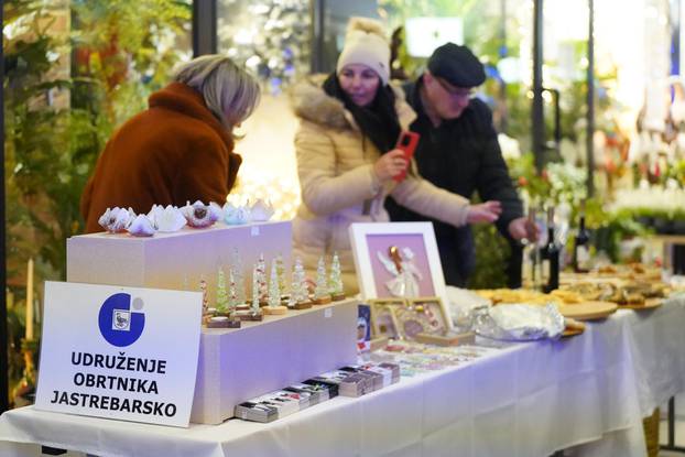 Na Obrtničkom Adventu u pasažu Matice hrvatskih obrtnika u Ilici 49, obrtnici grada Zagreba i Zagrebačke županije obilježili su blagdan Svete Lucije tradicionalnim sijanjem pšenice.