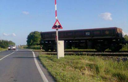 Osijek: Vlak prolazi, a rampa je visoko podignuta