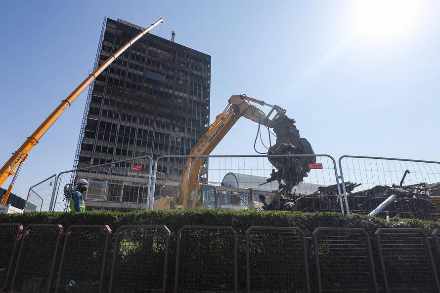 Vjesnikov neboder radnici pripremaju za rušenje
