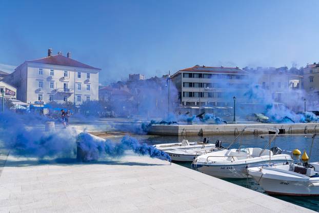 Senj: Navijači Dinama "obojili" rivu u plavo