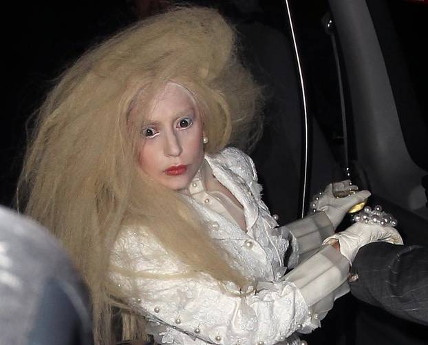 New York: Lady Gaga s ?ašom vina u ruci odlazi iz hotela 