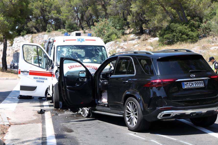Šibenik: Sudar automobila i vozila saniteta kod Morinjskog mosta, šest osoba prevezeno u bolnicu 