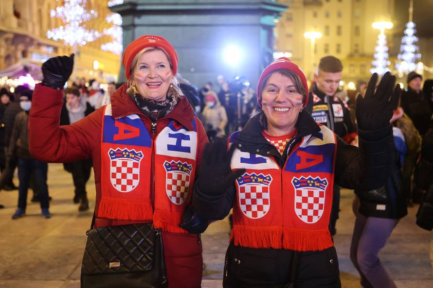 Zagreb: Navijači gledaju utakmicu između Hrvatske i Argentine na Trgu bana Josipa Jelačića