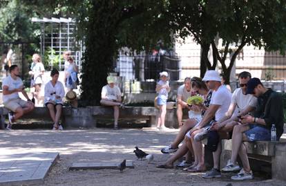Split: Građani i turisti provode vrijeme u hladovini i traže osvježenje u fontanama