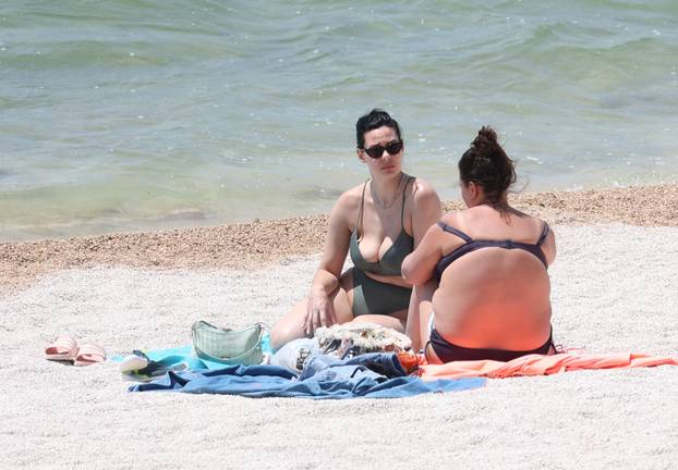 Na šibenskoj plaži Banj nekoliko osoba se sun?a