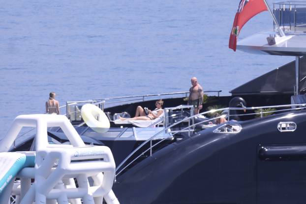 Obiteljski odmor slavnog podcastera na Braču: Joe Rogan uživa na superjahti, kupa se i skače u more