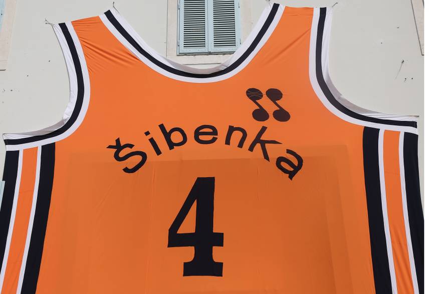 Povodom roÄendana DraÅ¾ena PetroviÄa na zgradu gradske uprave postaljen njegov veliki dres