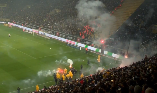 VIDEO Pogledajte nevjerojatne scene u Dresdenu! Navija&ccaron;i su uletjeli na teren i bacali baklje