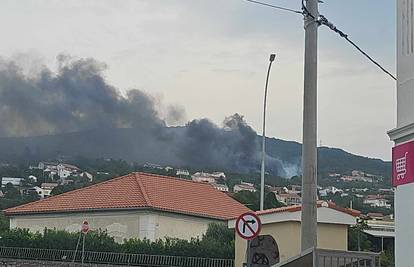 FOTO Požar u Hreljinu, više vatrogasaca se bori s vatrom