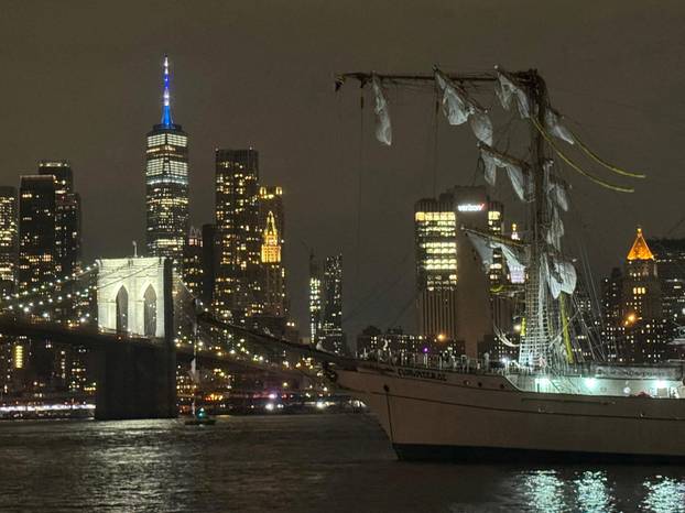 Mexican Navy training ship damaged after it ran into the Brooklyn Bridge in New York City