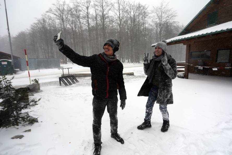 Platak: Zbog lošeg vremena malobrojnii izletnici uživaju u snijegu.