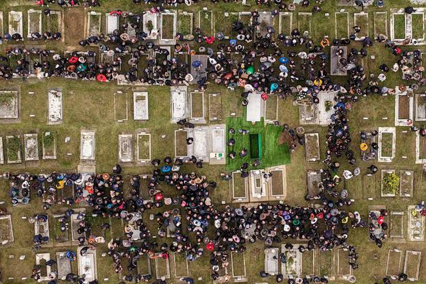 Sarajevo: Pogled iz zraka na posljednji ispraćaj Halida Bešlića na gradskom groblju Bare