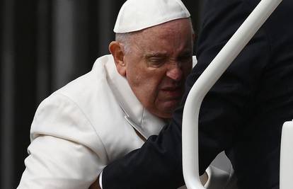 'Papa Franjo ima bronhitis, prima antibiotik putem infuzije. Mogao bi brzo izaći iz bolnice'