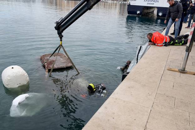 Zadar: Izvlačenje auta koji je 18 godina bio u moru