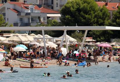 FOTO Plaža u Brodarici je krcata kupačima:  Toplinski val bliži se kraju, pogledajte ljetne prizore