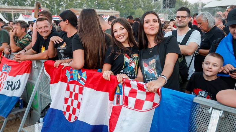 FOTO Gomila fanova čeka da krene Thompsonov koncert: Ovako izgleda atmosfera