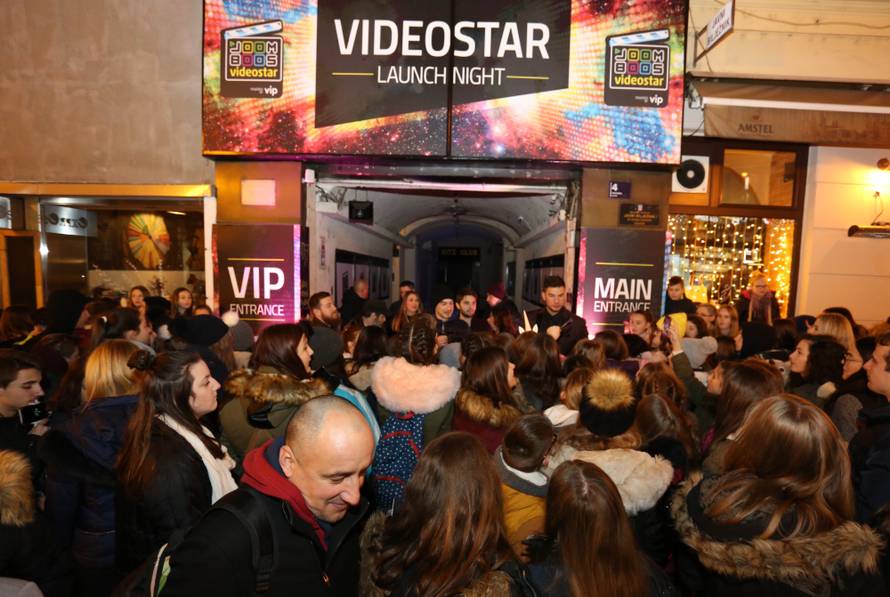 Bruno je novi Videostar: Cure su se gurale da mu priđu bliže