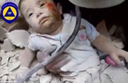 Novi napadi u Aleppu: Ispod ruševina su izvukli živu bebu