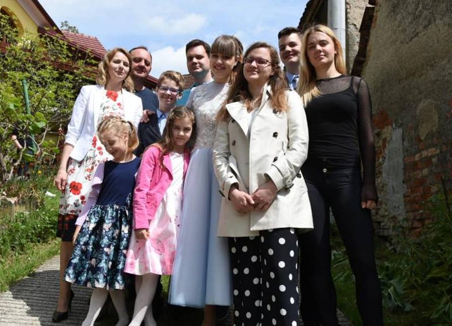 Mama Mirjam i njezinih osmero glazbenika: Svi volimo muziku