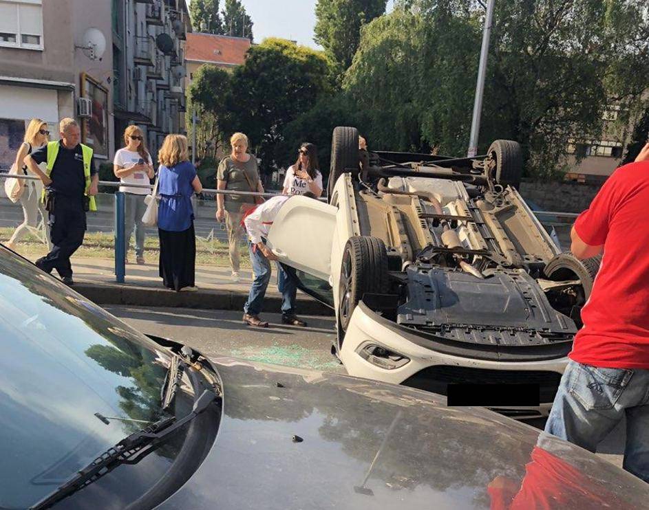 Sudarila se tri auta u Zagrebu:  Jedan od njih završio na krovu