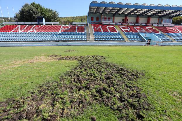 Kostrena:  Divlje svinje i dalje no&cacute;u uni&scaron;tavaju travnjak nogometnog stadiona NK Pomorac 