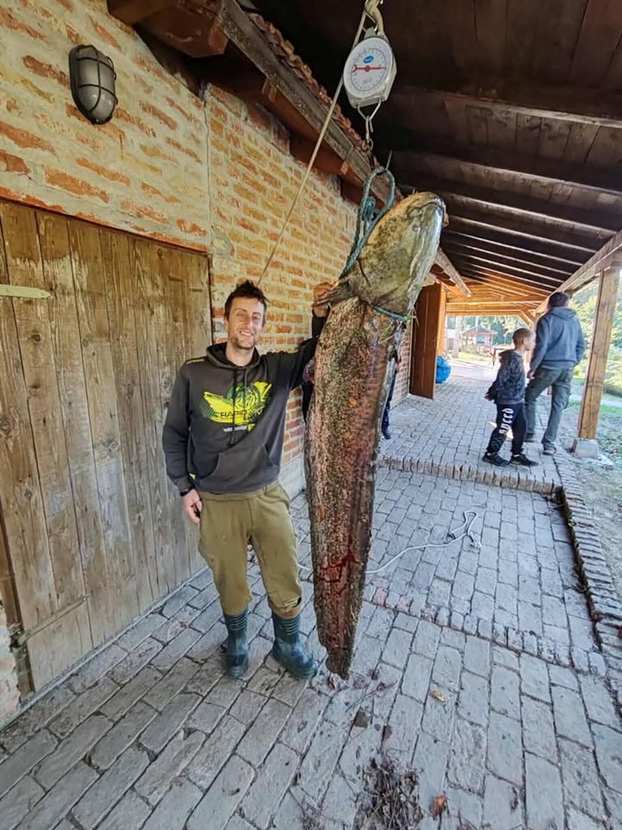VIDEO 'Išli smo u lov na šarane, a onda je zagrizla ova grdosija! Dva sata smo se borili s njom'