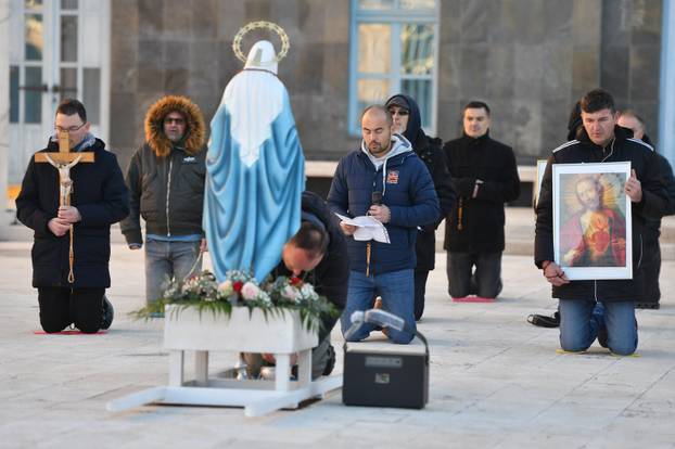 Šibenik: Molitelji krunice svake prve subote na gradskom trgu
