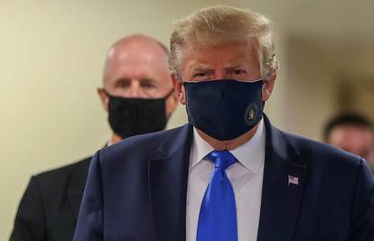Trump prvi put stavio masku, prije su mu izgledale smiješno