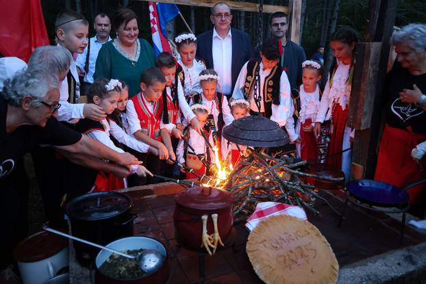 FOTO Dani komina, pure i brozina: Tijarica proslavila dane tradicije unatoč lošem vremenu