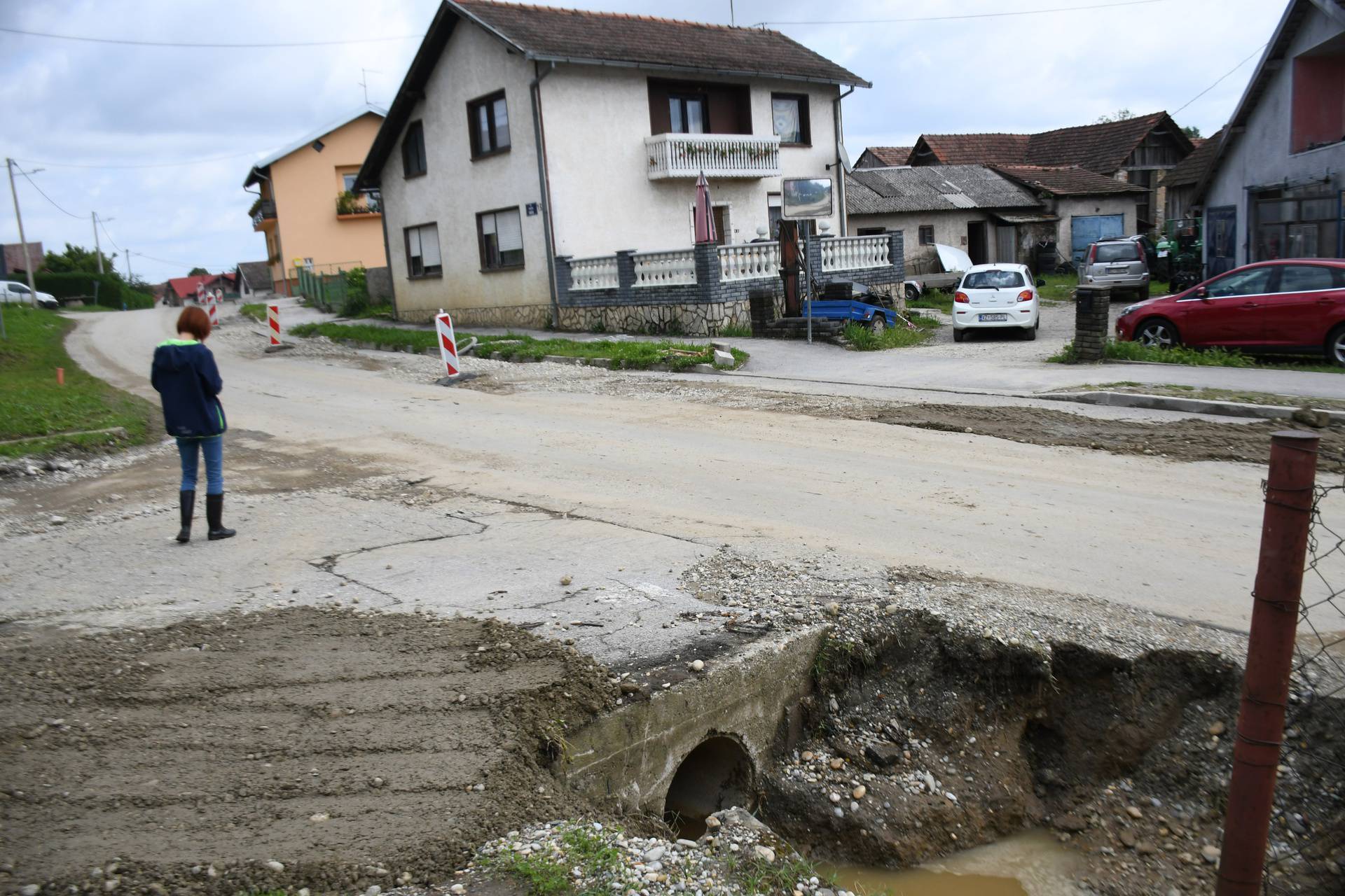 Rasinja: Vatrogasci pomažu mještanima  u ispumpavanju vode i čišćenju kanala