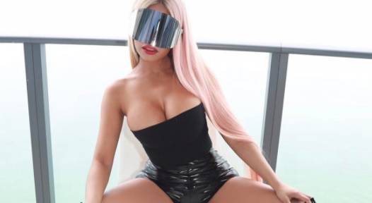 Sve puca: Nicki Minaj jedva je 'potrpala' bujne grudi u topić