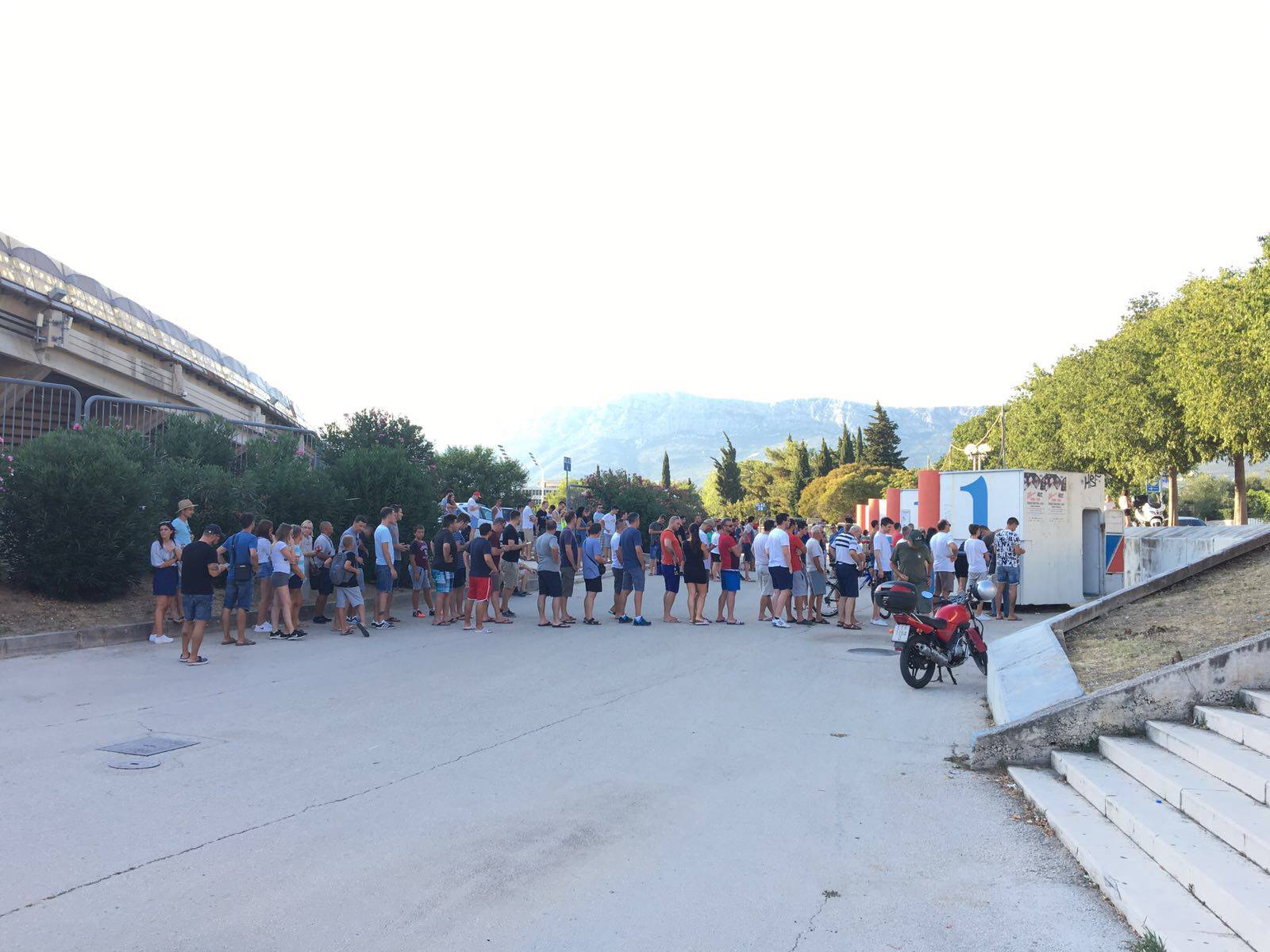 Hajdukovci navalili po ulaznice, Kos moli navijače da pripaze...
