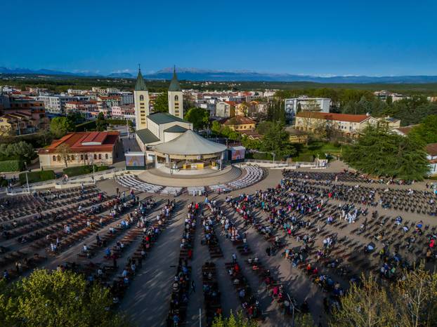 Međugorje: Poslijepodnevna misa ispred crkve sv. Jakova na Uskrs