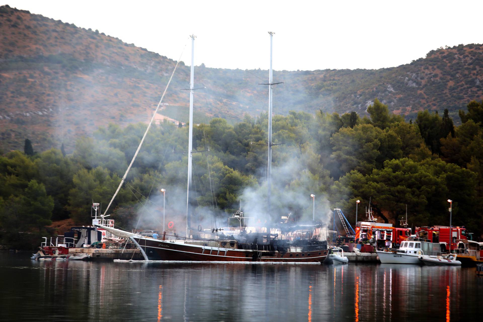 Šibenik: Izbio požar na turističkom jedrenjaku, očevid u tijeku