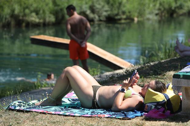 Duga Resa: Osvježenje od vru?ina u rijeci Mrežnici
