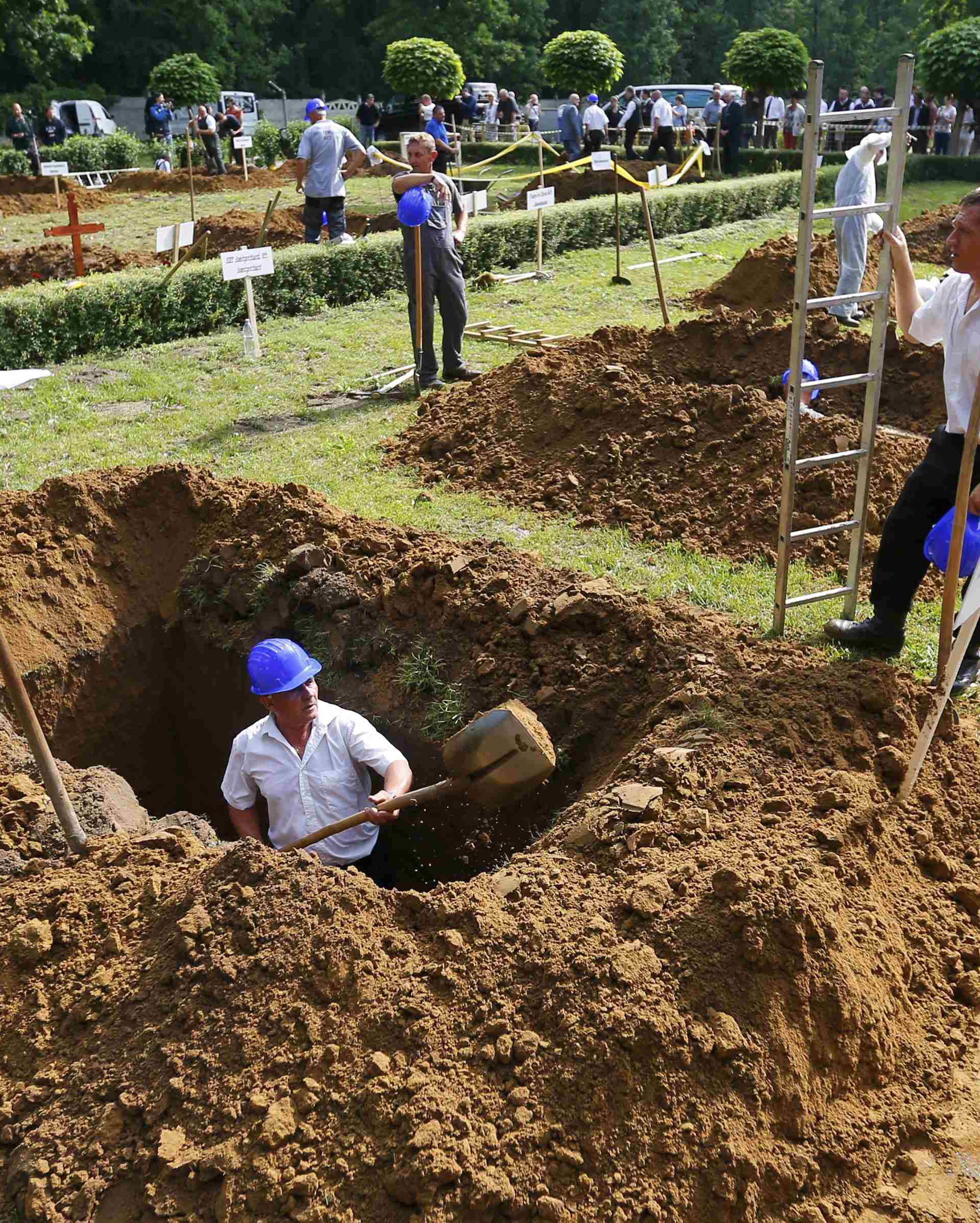 Gravediggers compete in Hungarian grave digging championship in Debrecen