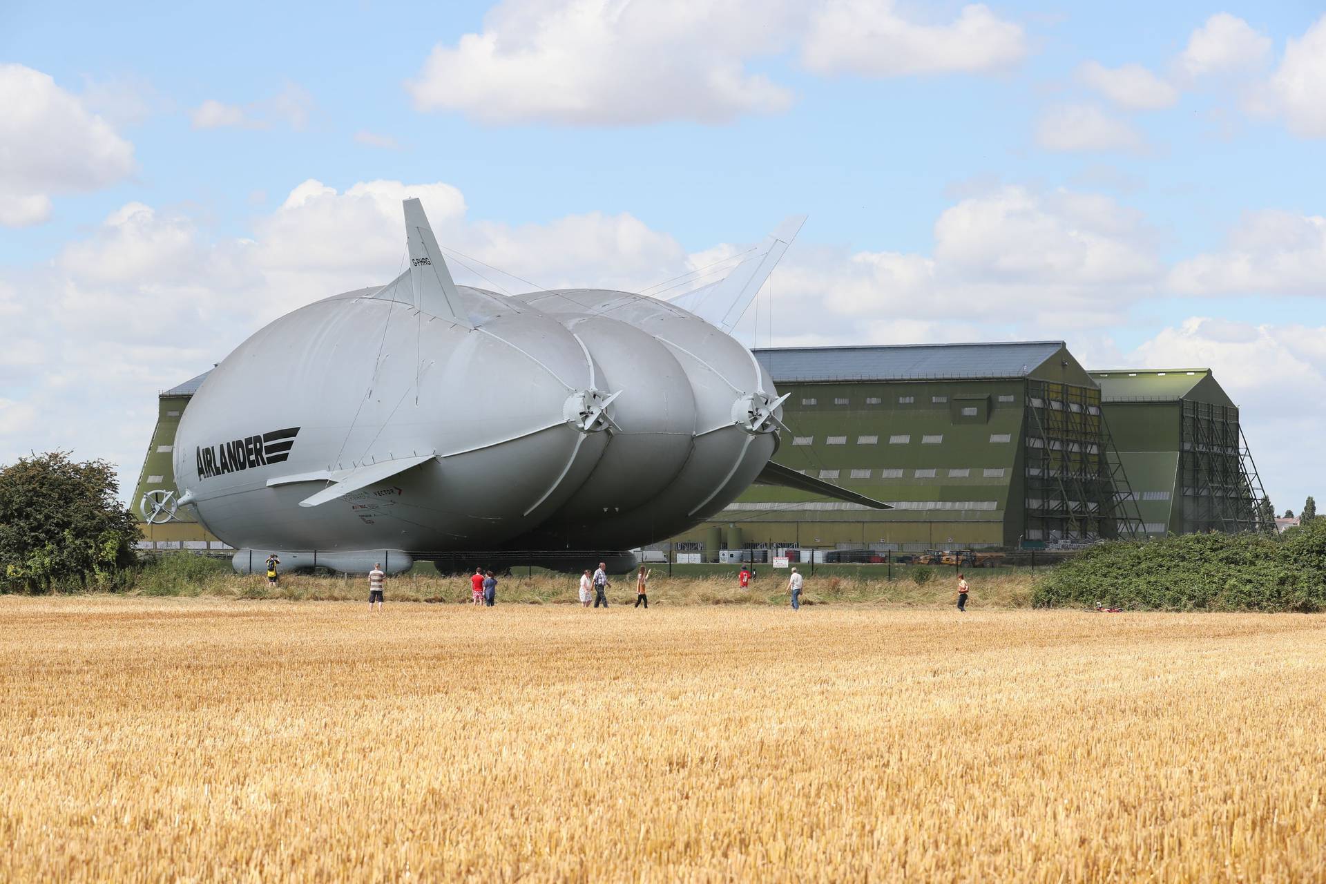 Гигантский воздушный. Airlander 10. Самый большой летательный аппарат в мире. Самые большие летательные аппараты. Самый гигантский в мире дирижабль.