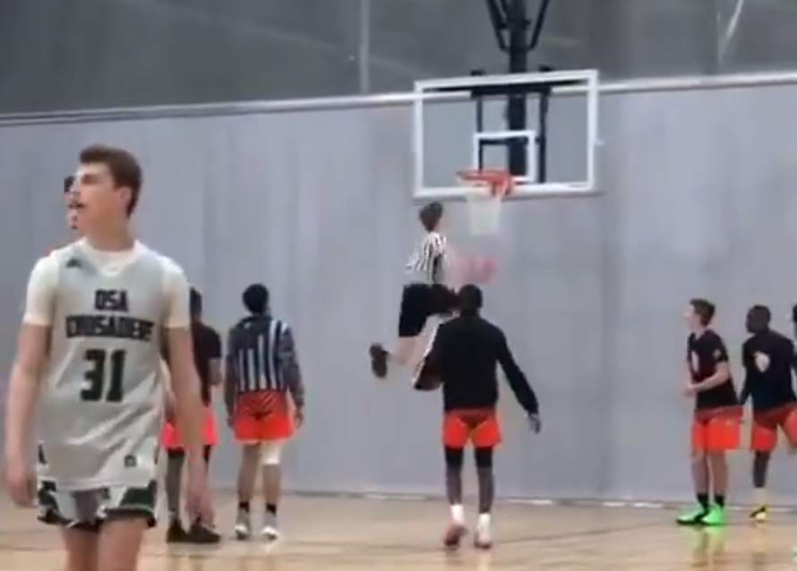 Što radiš, majstore? Igrači se zagrijavaju, a sudac zakucava