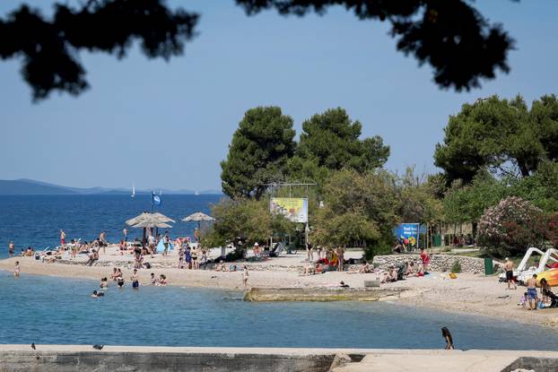 Zadar: Visoke temperature u Zadru, građani potražili osvježenje na plaži
