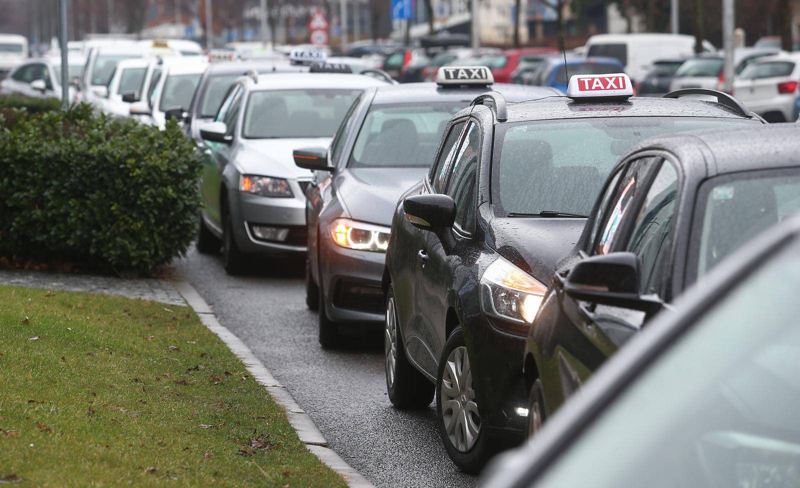 Zagreb: Novoosnovani Nezavisni sindikat vozača taksija održao prosvjed upozorenja