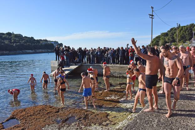 Pula: Kupanjem u moru na kupaliÅ¡tu Varseline odvaÅ¾ni Puljani proslavili Novu godinu