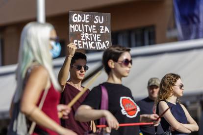 U Splitu i Zagrebu molili krunicu na trgovima, nasuprot njih stali protuprosvjednici s plakatima